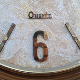 ساعت دیواری ۴۰ سانتیمتری قهوهای از نمای نزدیک اعداد