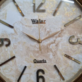 ساعت دیواری ۴۰ سانتیمتری قهوهای از نمای نزدیک