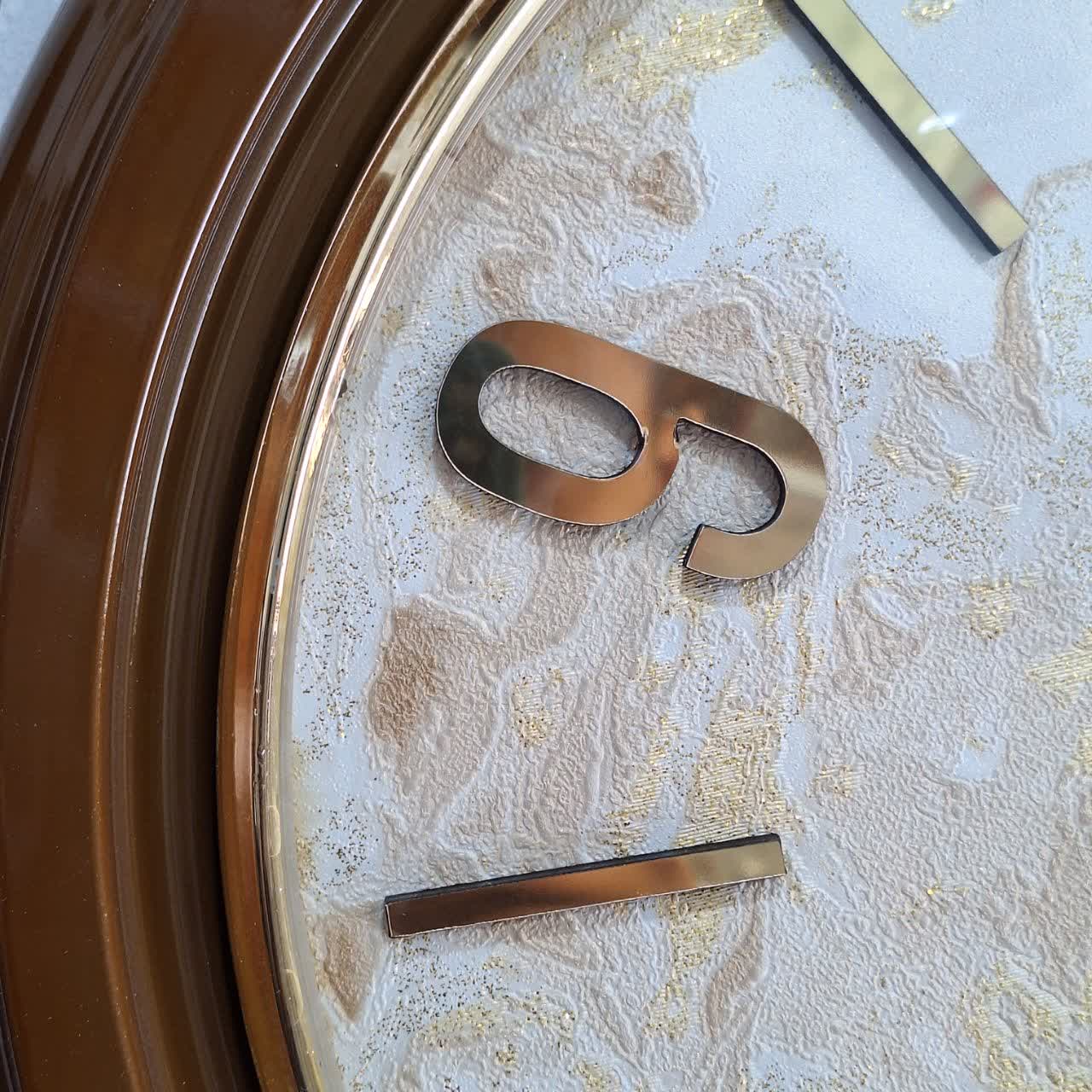 ساعت دیواری ۴۰ سانتی‌متری قهوه‌ای از نمای نزدیک دیگر