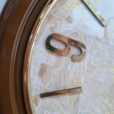 ساعت دیواری ۴۰ سانتیمتری قهوهای از نمای نزدیک دیگر