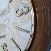 ساعت دیواری ۴۰ سانتیمتری قهوهای از نمای نزدیک فریم