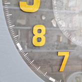 ساعت دیواری طوسی ۶۰ سانتیمتری چوبی از نمای نزدیک اعداد