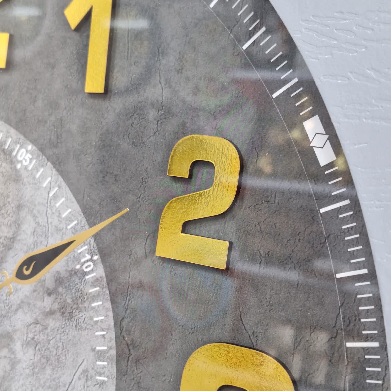 ساعت دیواری طوسی ۶۰ سانتیمتری چوبی از نمای نزدیک اعداد دیگری