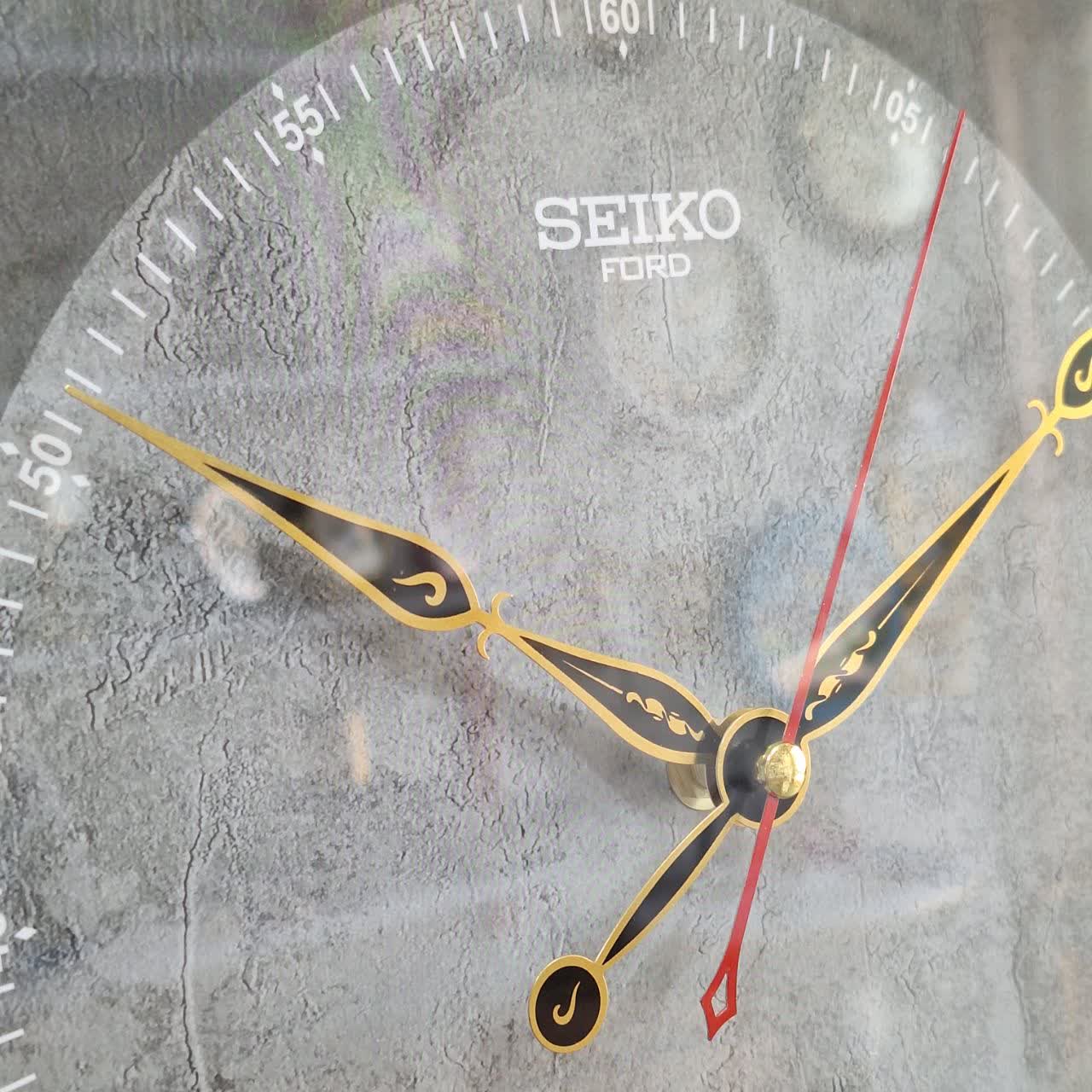 ساعت دیواری طوسی ۶۰ سانتیمتری چوبی از نمای نزدیک عقربه ها