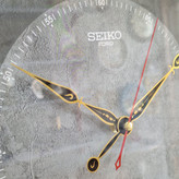 ساعت دیواری طوسی ۶۰ سانتیمتری چوبی از نمای نزدیک عقربه ها