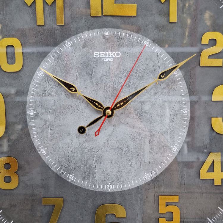 ساعت دیواری طوسی ۶۰ سانتیمتری چوبی از نمای نزدیک