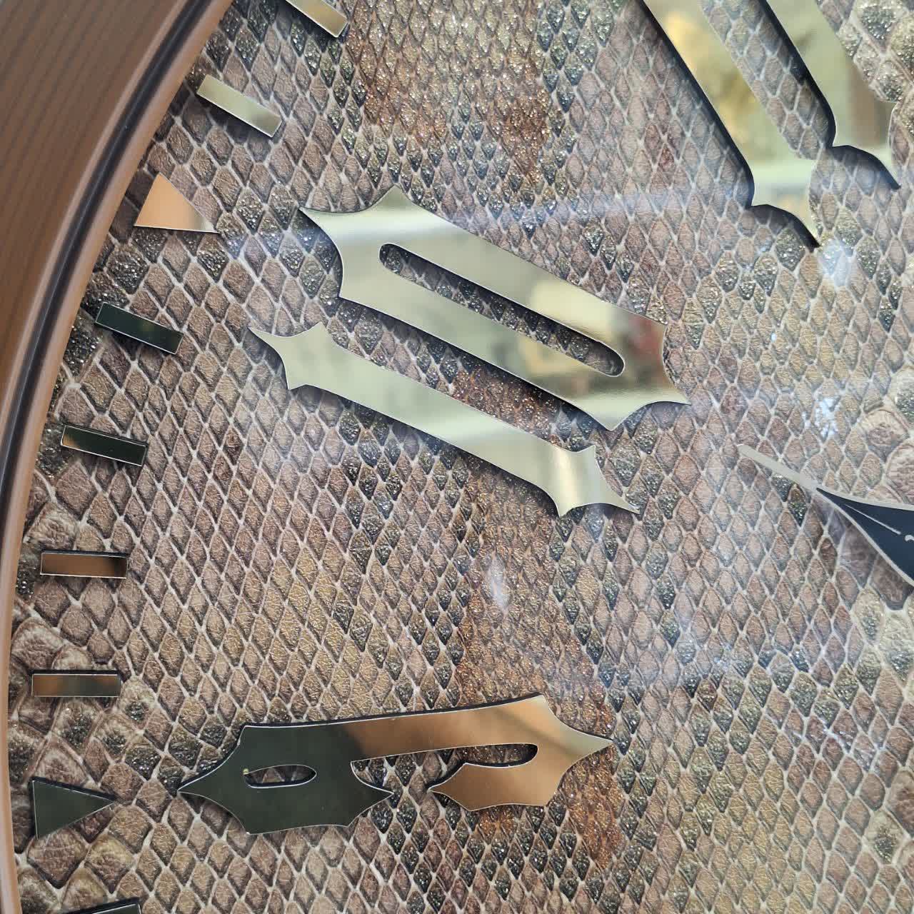 ساعت دیواری ۶۰ سانتی از نماس نزدیک اعداد دیگر