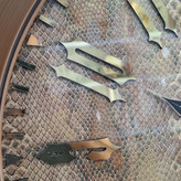 ساعت دیواری ۶۰ سانتی از نماس نزدیک اعداد دیگر