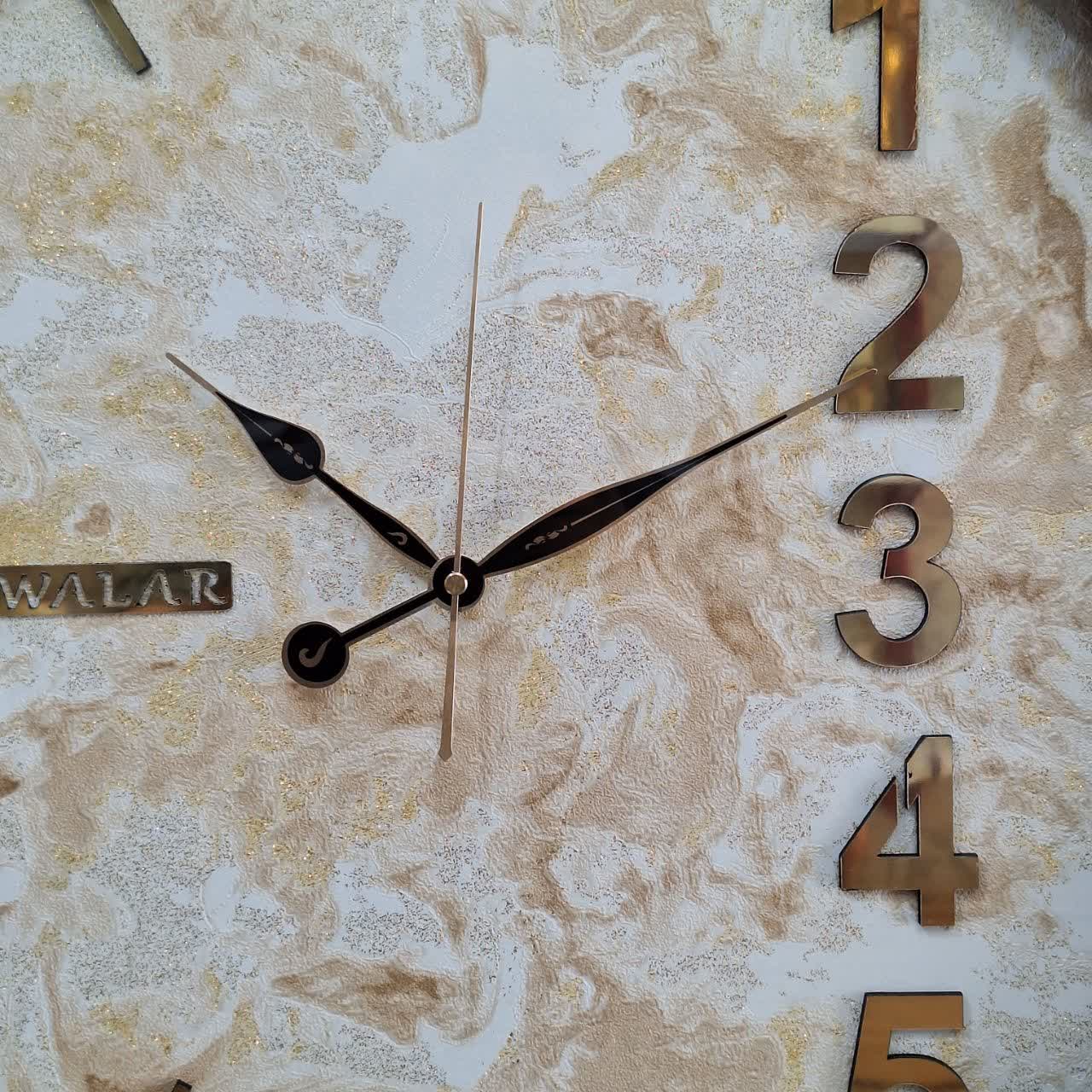 ساعت دیواری مدرن 60 سانتی‌متری قهوه‌ای از نمای نزدیک