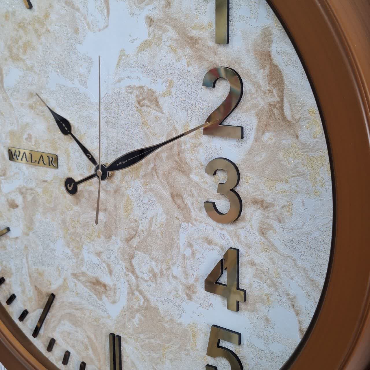 ساعت دیواری مدرن 60 سانتی‌متری قهوه‌ای از نمای نزدیک اعداد