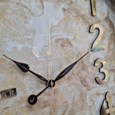 ساعت دیواری مدرن 60 سانتیمتری قهوهای از نمای نزدیک عقربه ها