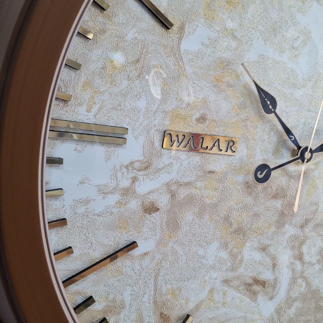 ساعت دیواری مدرن 60 سانتی‌متری قهوه‌ای از نمای نزدیک اعداد دیگر