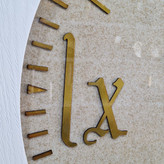 ساعت دیواری سفید 70 سانتیمتری چوبی از نمای نزدیک اعداد دیگر