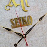 ساعت دیواری سفید 70 سانتیمتری چوبی از نمای نزدیک عقربه ها