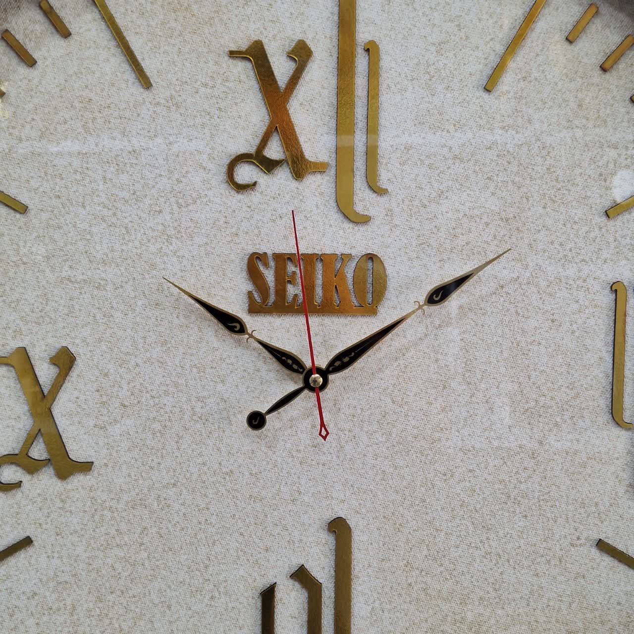 ساعت دیواری سفید 70 سانتیمتری چوبی از نمای نزدیک