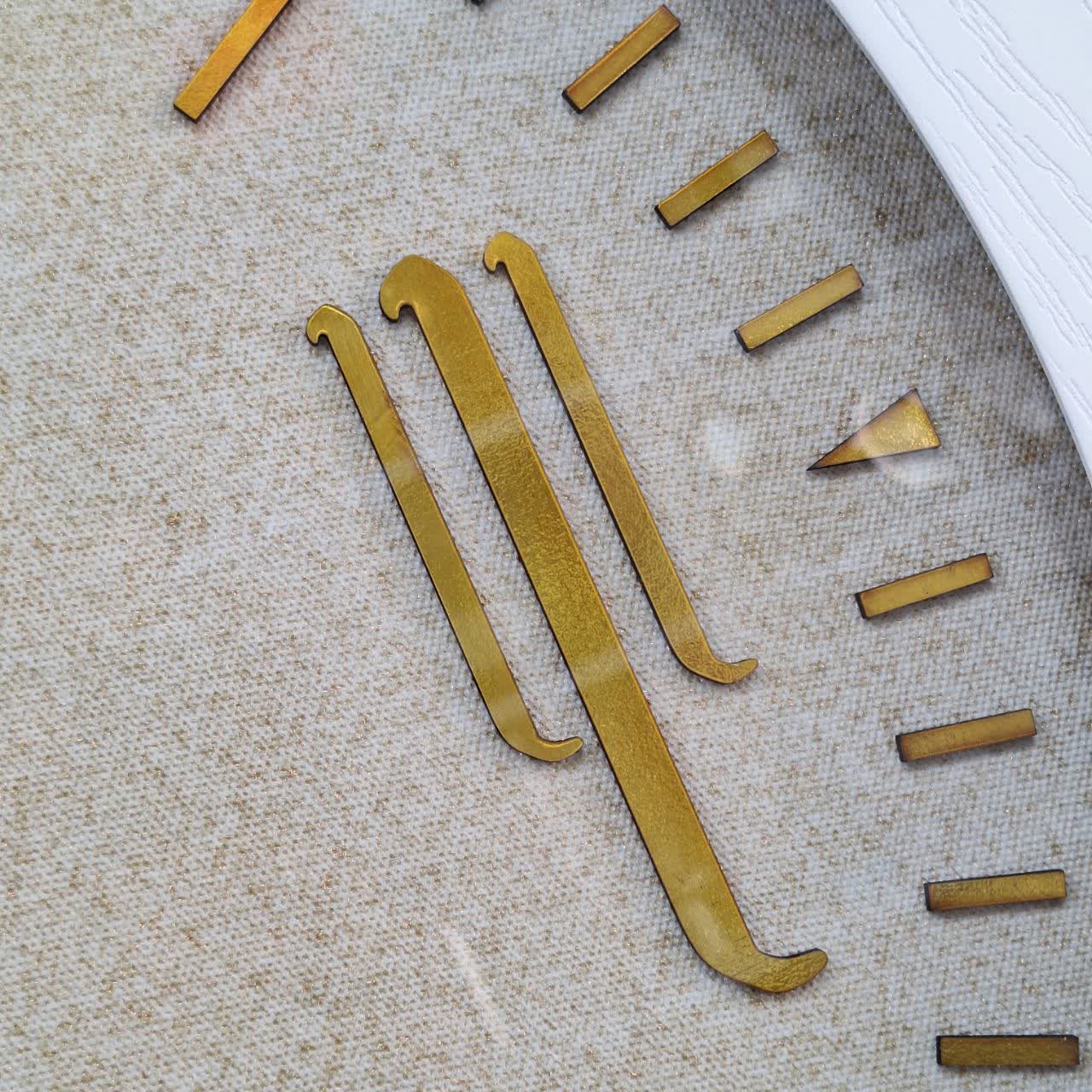 ساعت دیواری سفید 70 سانتی‌متری چوبی از نمای نزدیک اعداد