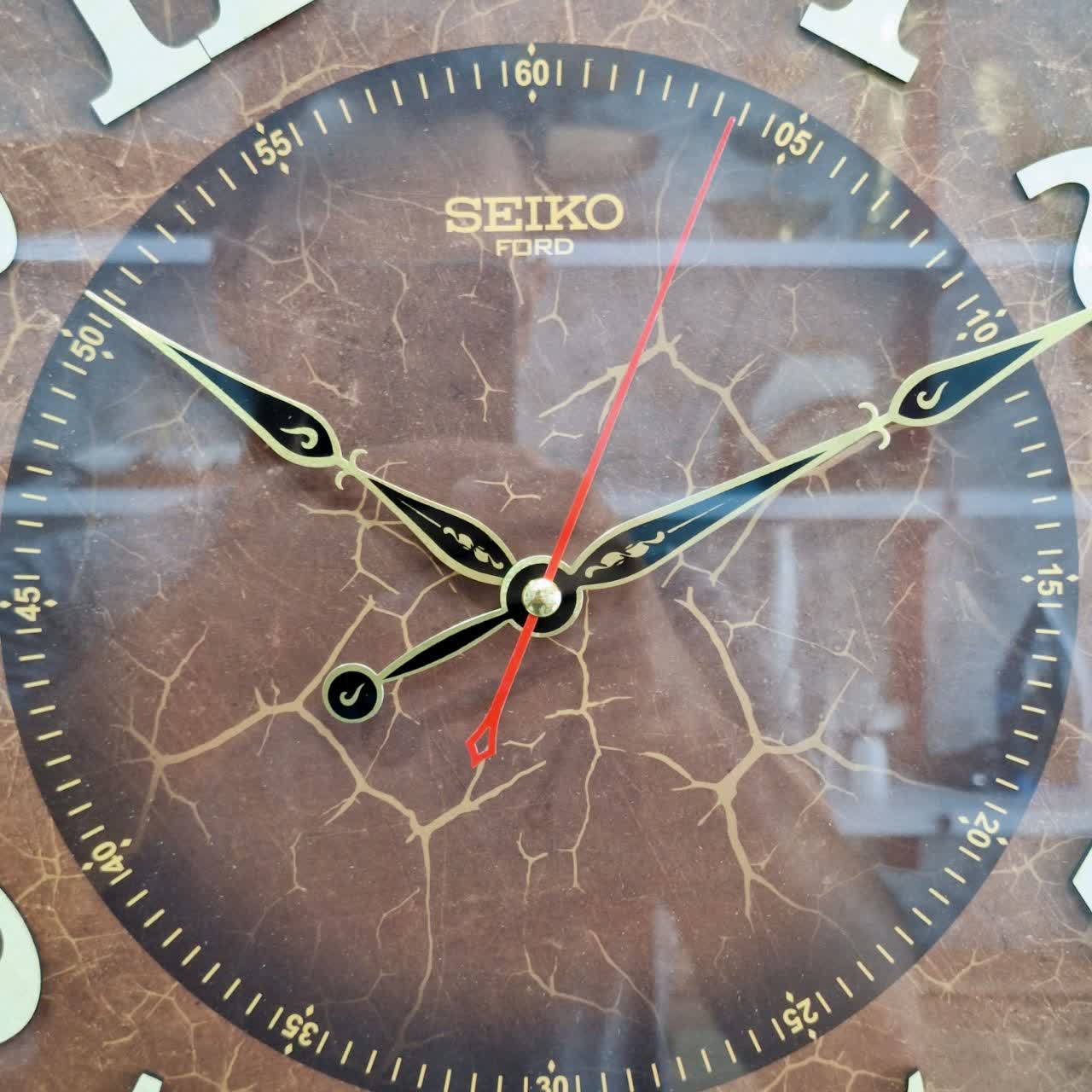 ساعت دیواری قهوه‌ای 60 سانتی‌متری چوبی از نمای نزدیک