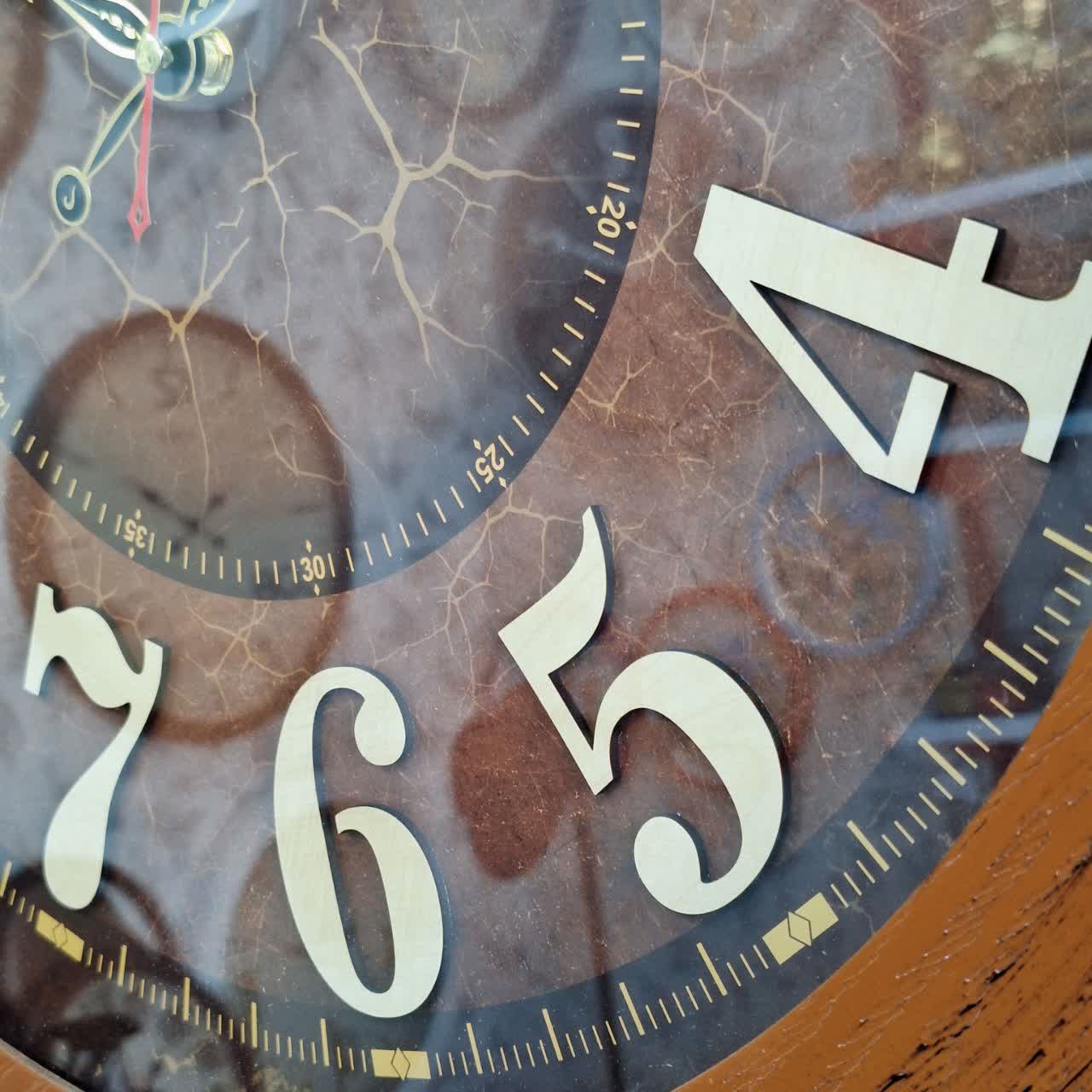 ساعت دیواری قهوه‌ای 60 سانتی‌متری چوبی از نمای نزدیک اعداد