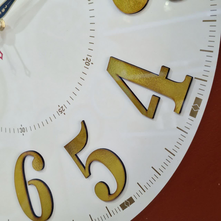 ساعت دیواری قهوهای 60 سانتیمتری چوبی از نمای نزدیک اعداد دیگر (2)