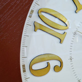 ساعت دیواری قهوهای 60 سانتیمتری چوبی از نمای نزدیک اعداد (2)