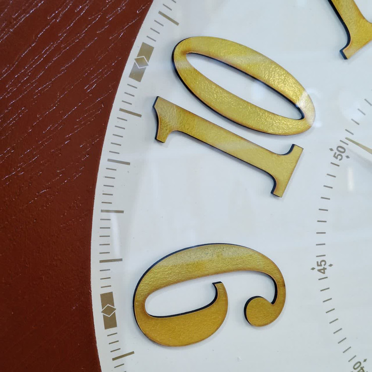 ساعت دیواری قهوهای 60 سانتیمتری چوبی از نمای نزدیک اعداد (2)