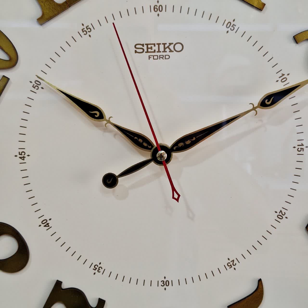 ساعت دیواری قهوه‌ای 60 سانتی‌متری چوبی از نمای نزدیک (2)