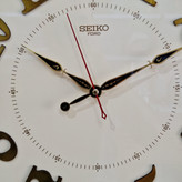 ساعت دیواری قهوهای 60 سانتیمتری چوبی از نمای نزدیک (2)