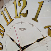 ساعت دیواری قهوهای 60 سانتیمتری چوبی از نمای نزدیک عقربه ها