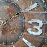 ساعت دیواری قهوهای 60 سانتیمتری چوبی از نمای نزدیک اعداد