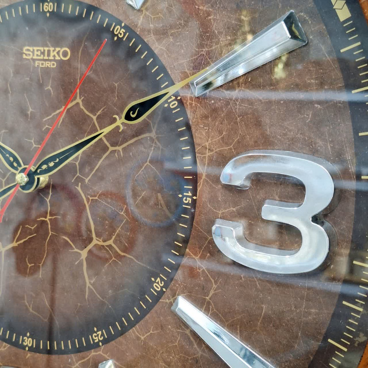 ساعت دیواری قهوهای 60 سانتیمتری چوبی از نمای نزدیک اعداد