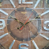 ساعت دیواری قهوهای 60 سانتیمتری چوبی از نمای نزدیک عقربه ها