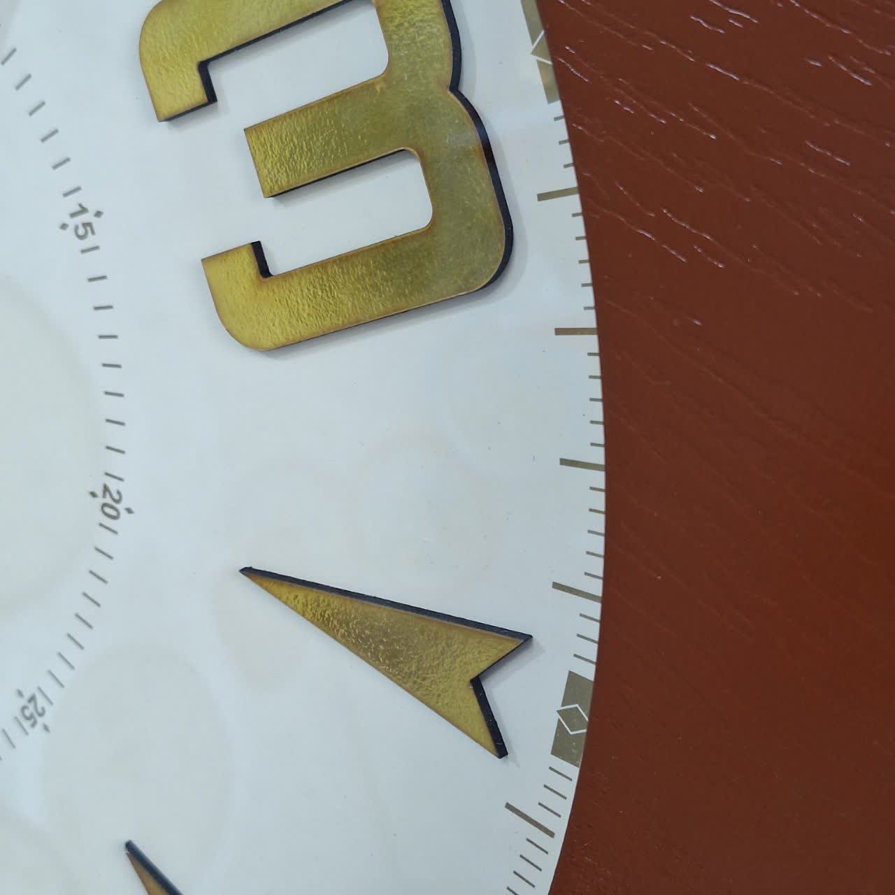 ساعت دیواری چوبی ۶۰ سانتی‌متری با فریم قهوه‌ای از نمای نزدیک اعداد دیگر