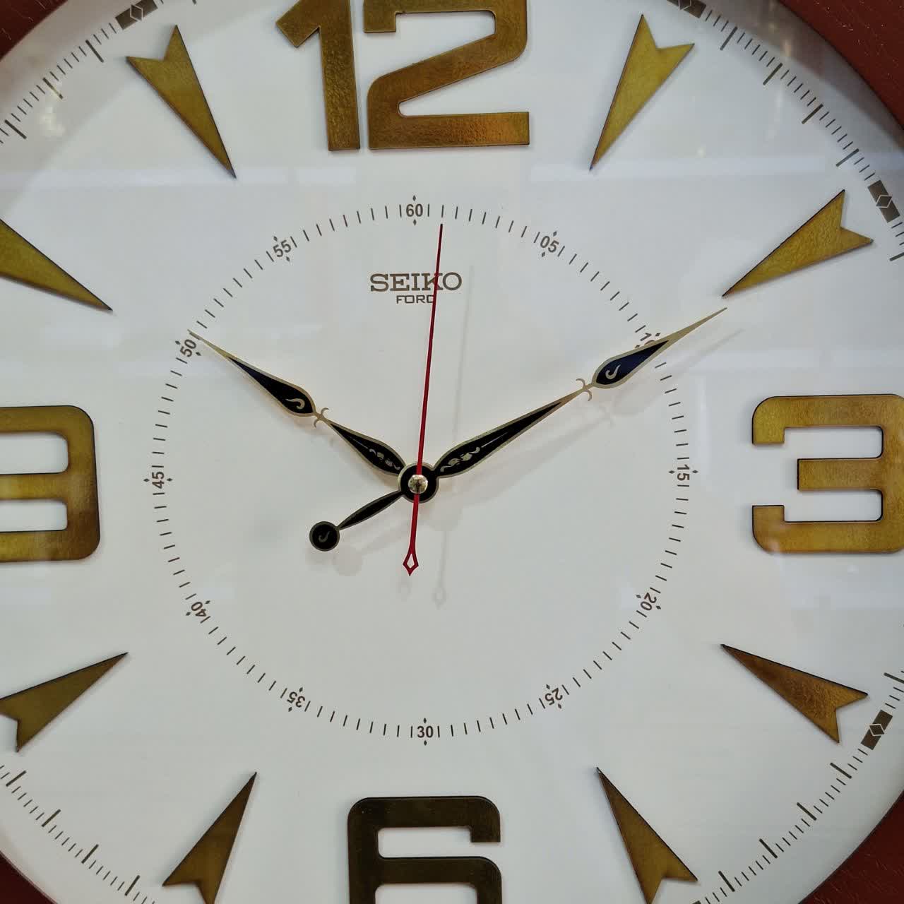 ساعت دیواری چوبی ۶۰ سانتی‌متری از نمای نزدیک تر