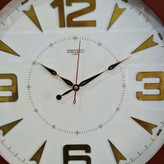 ساعت دیواری چوبی ۶۰ سانتیمتری از نمای نزدیک تر