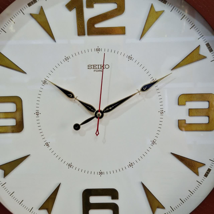 ساعت دیواری چوبی ۶۰ سانتیمتری از نمای نزدیک تر