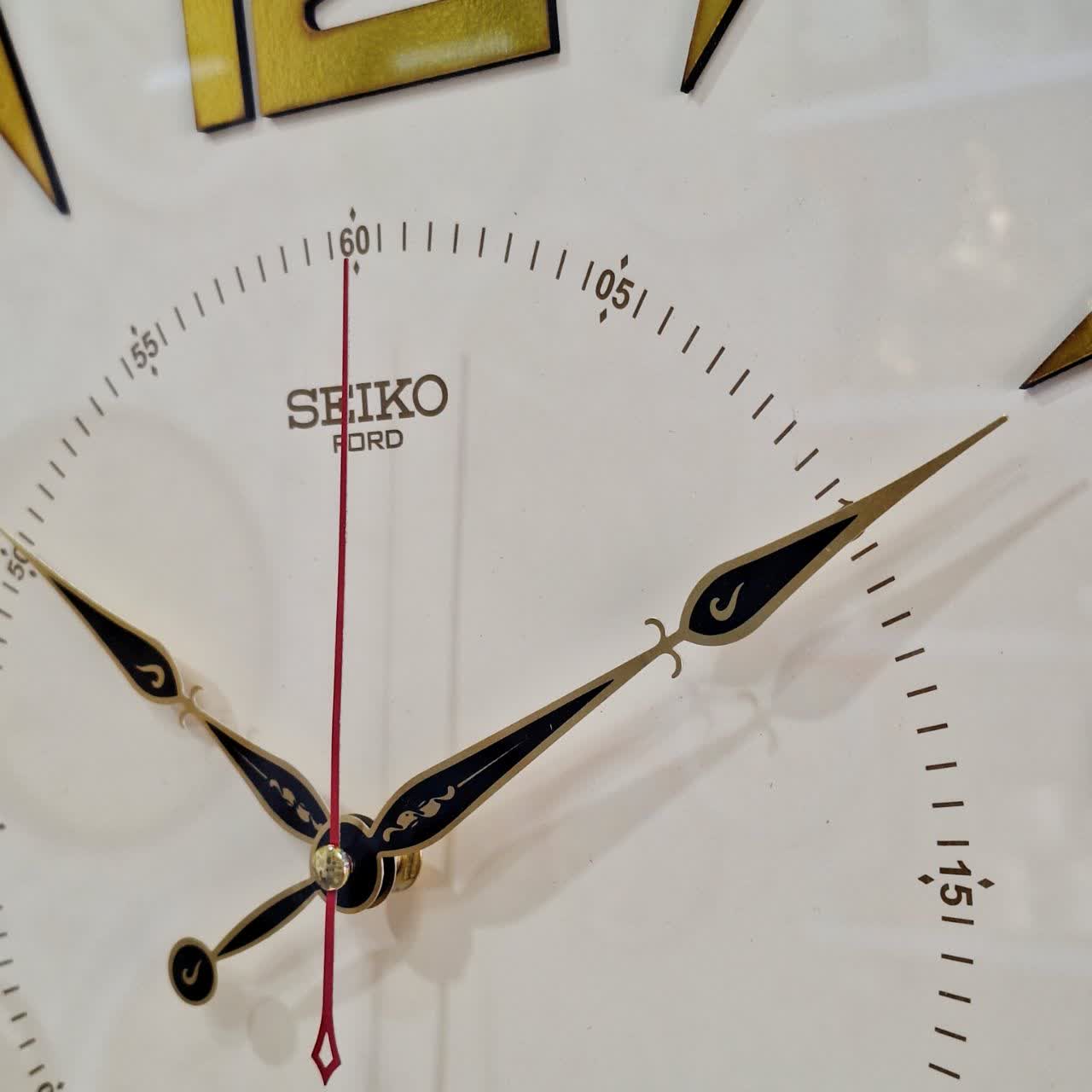 ساعت دیواری چوبی ۶۰ سانتی‌متری از نمای نزدیک عقربه ها