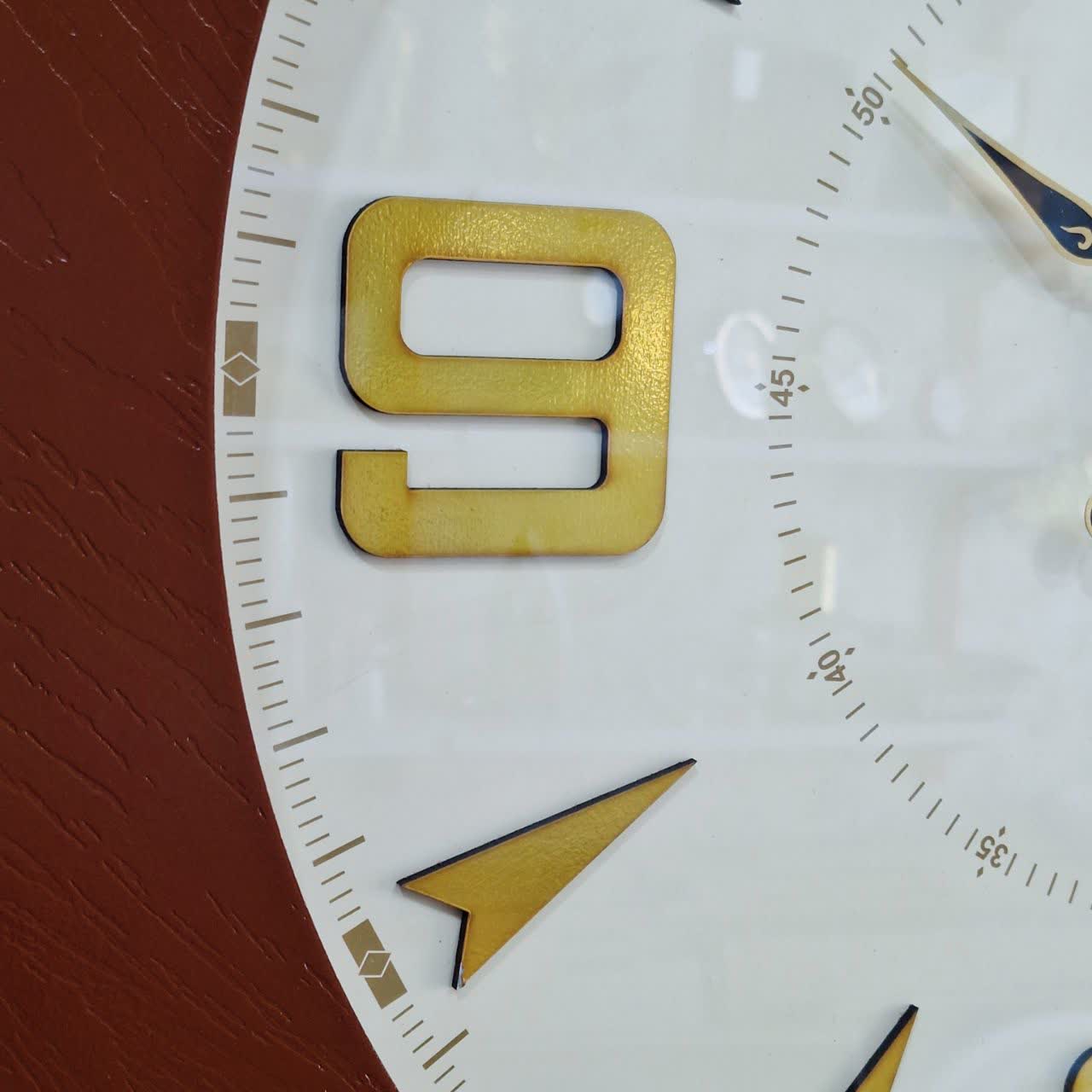 ساعت دیواری چوبی ۶۰ سانتی‌متری با فریم قهوه‌ای از نمای نزدیک اعداد