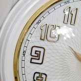 ساعت دیواری سفید 40 سانتیمتری فایبر با اعداد برجسته طلایی از نمای نزدیک اعداد دیگر