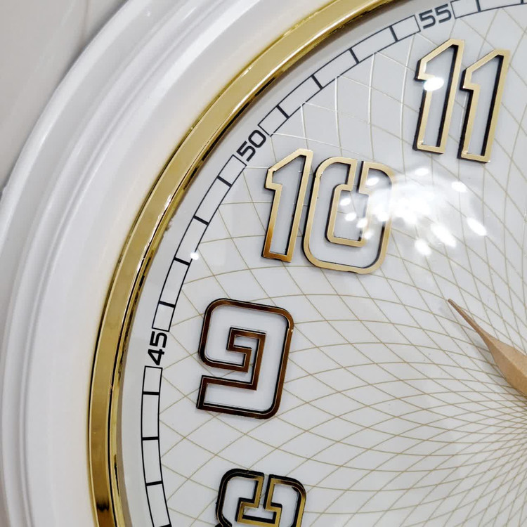ساعت دیواری سفید 40 سانتیمتری فایبر با اعداد برجسته طلایی از نمای نزدیک اعداد دیگر