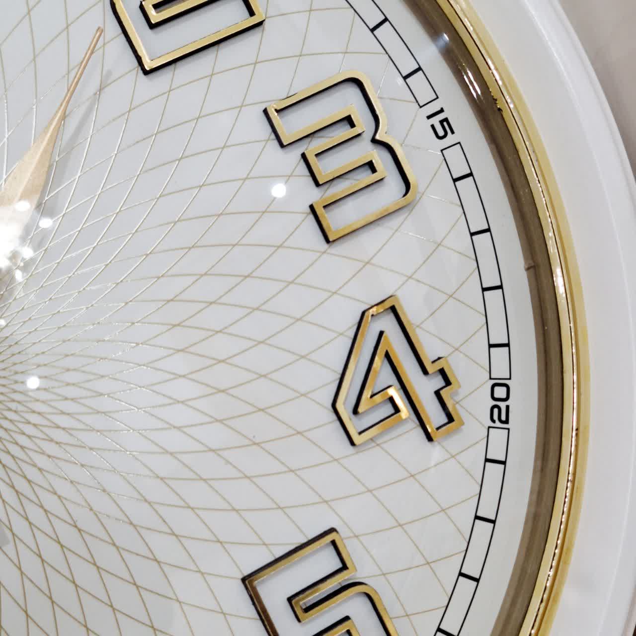ساعت دیواری سفید 40 سانتی‌متری فایبر با اعداد برجسته طلایی از نمای  نزدیک اعداد