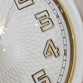 ساعت دیواری سفید 40 سانتیمتری فایبر با اعداد برجسته طلایی از نمای نزدیک اعداد