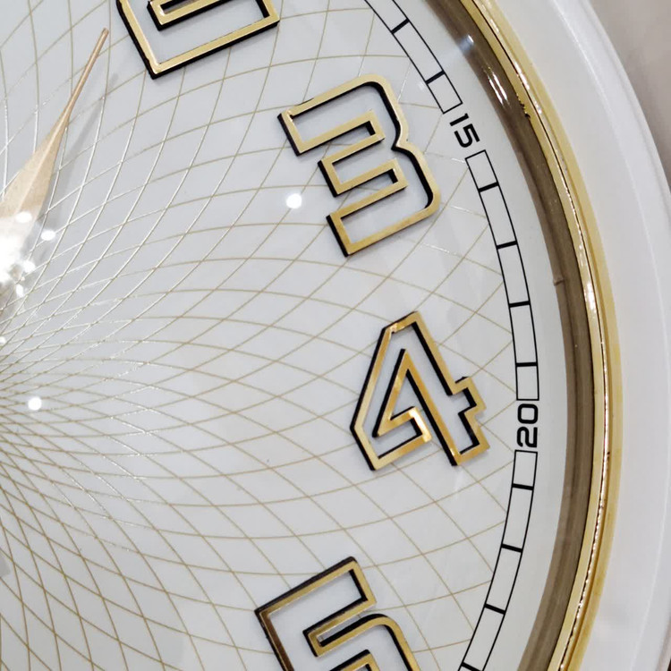 ساعت دیواری سفید 40 سانتیمتری فایبر با اعداد برجسته طلایی از نمای نزدیک اعداد
