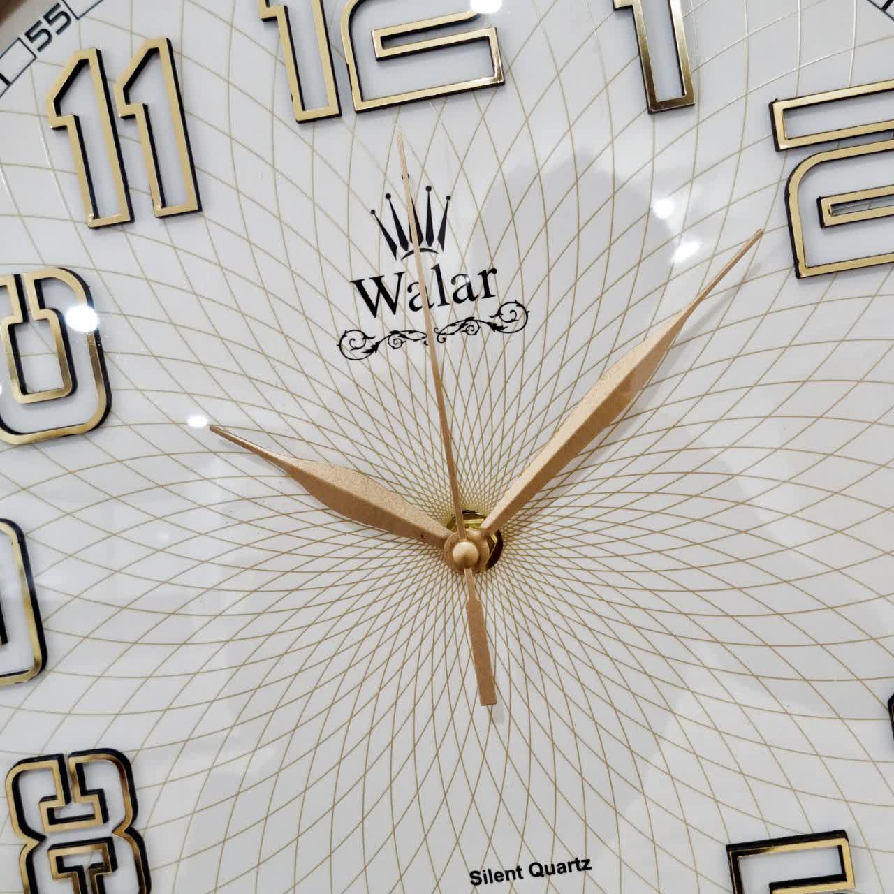 ساعت دیواری سفید 40 سانتی‌متری فایبر با اعداد برجسته طلایی از نمای نزدیک