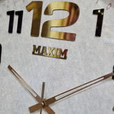 ساعت دیواری سفید 50 سانتیمتری فایبر با فریم طوسی از نمای نزدیک