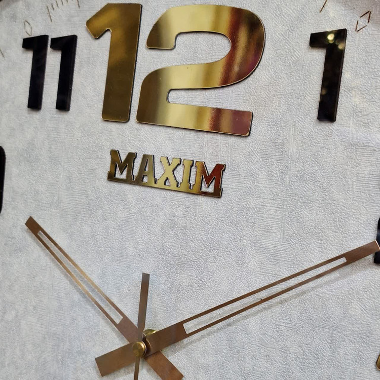 ساعت دیواری سفید 50 سانتیمتری فایبر با فریم طوسی از نمای نزدیک