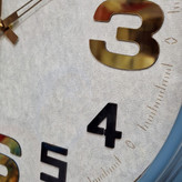 ساعت دیواری سفید 50 سانتیمتری فایبر با فریم طوسی از نمای نزدیک اعداد