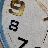 ساعت دیواری سفید 50 سانتیمتری فایبر با فریم طوسی از نمای نزدیک اعداد دیگر