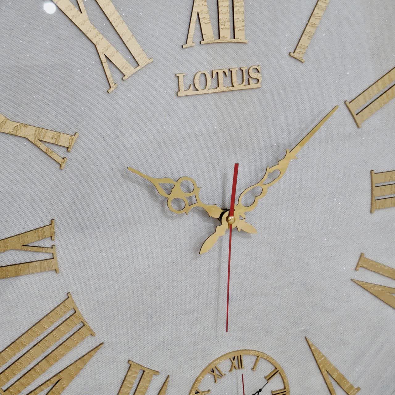 ساعت دیواری سفید 65 سانتی‌متری فایبر با اعداد رومی طلایی از نمای نزدیک