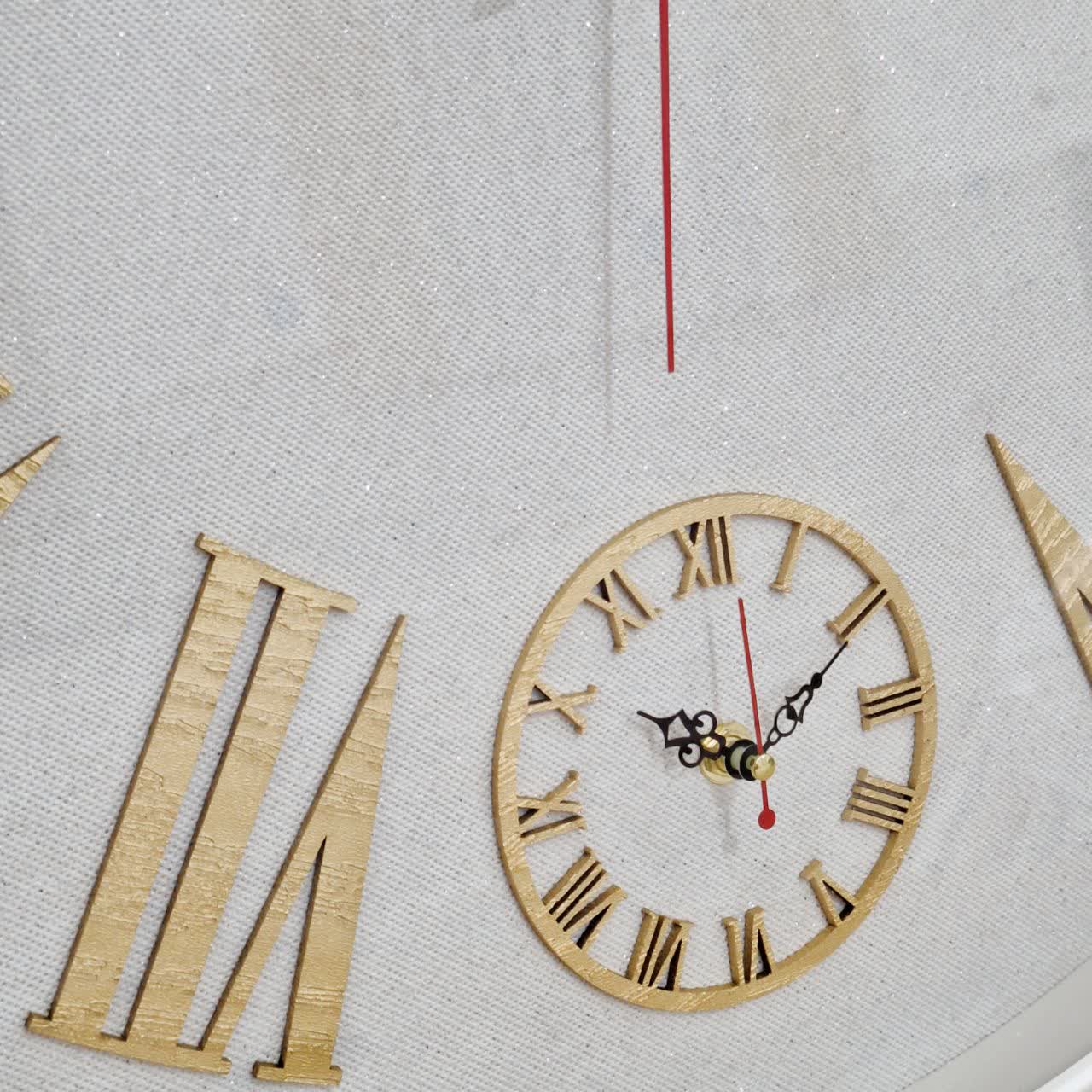 ساعت دیواری سفید 65 سانتی‌متری فایبر با اعداد رومی طلایی از نمای نزدیک موتور دوم