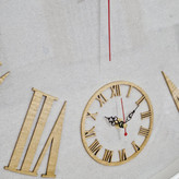 ساعت دیواری سفید 65 سانتیمتری فایبر با اعداد رومی طلایی از نمای نزدیک موتور دوم